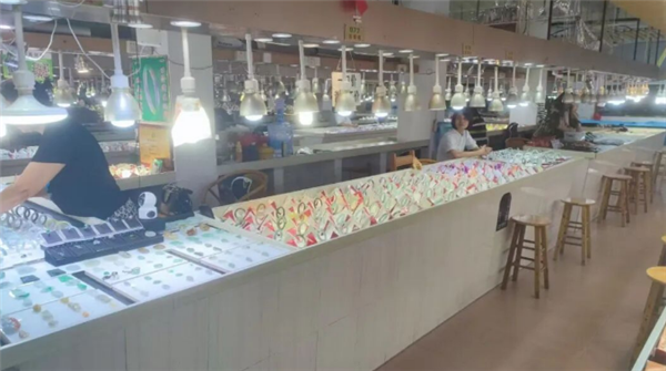 男子用AI鉴定玉石8个月收入上百万 男子用AI鉴定玉石8个月收入上百万